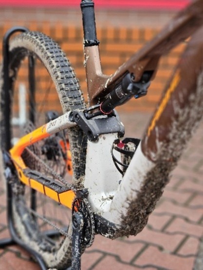 Zbliżenie na tylne zawieszenie roweru.